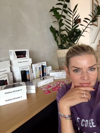 Děkujeme @tmobile_cze za laskavou podporu 💞 Díky vám jsme už podruhé mohli předat telefony a tarify rodinám samoživitelů,...